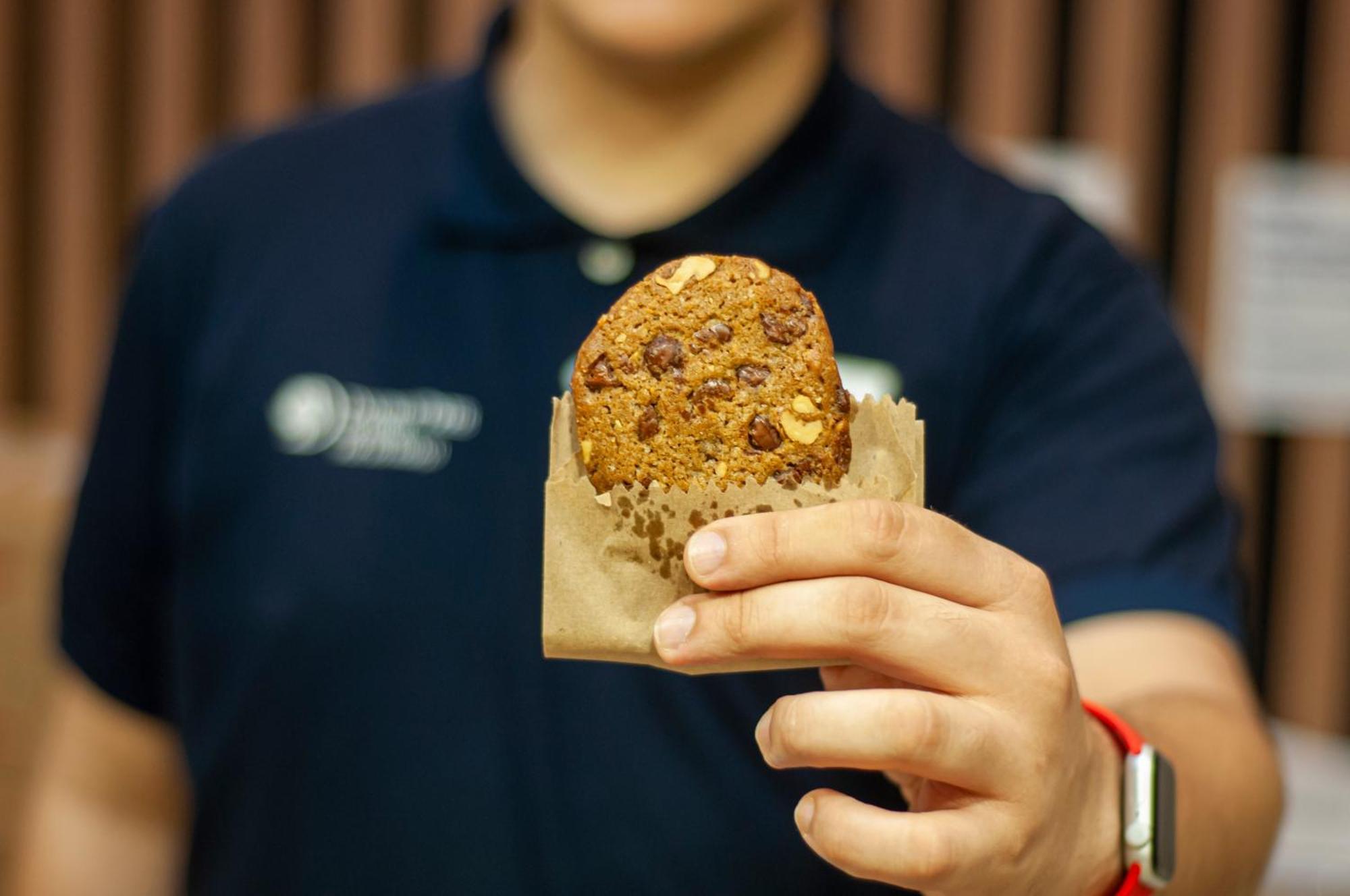 Doubletree By Hilton - Resort - Foz Do Iguacu Exterior photo A Starbucks employee holding a muffin