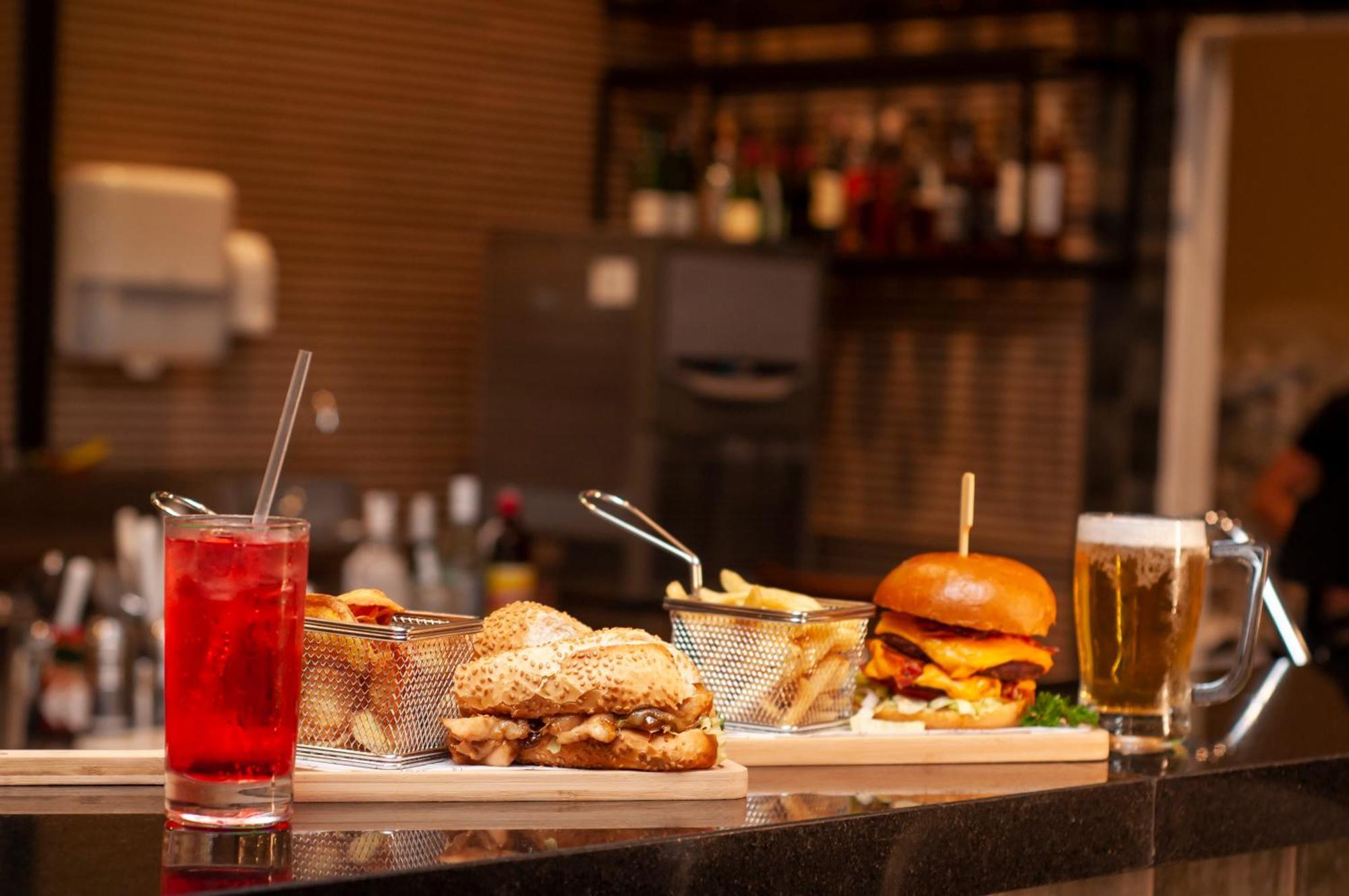 Doubletree By Hilton - Resort - Foz Do Iguacu Exterior photo A selection of food and drink at the bar